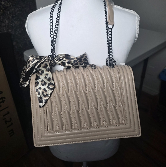 Elegant Beige Quilted Bag with Leopard Bag Scarf - Picture 5 of 7